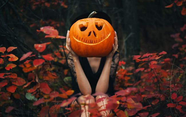 Як з’явилося свято Хелловін: що за стоїть за костюмами, гарбузами і страшними звичаями