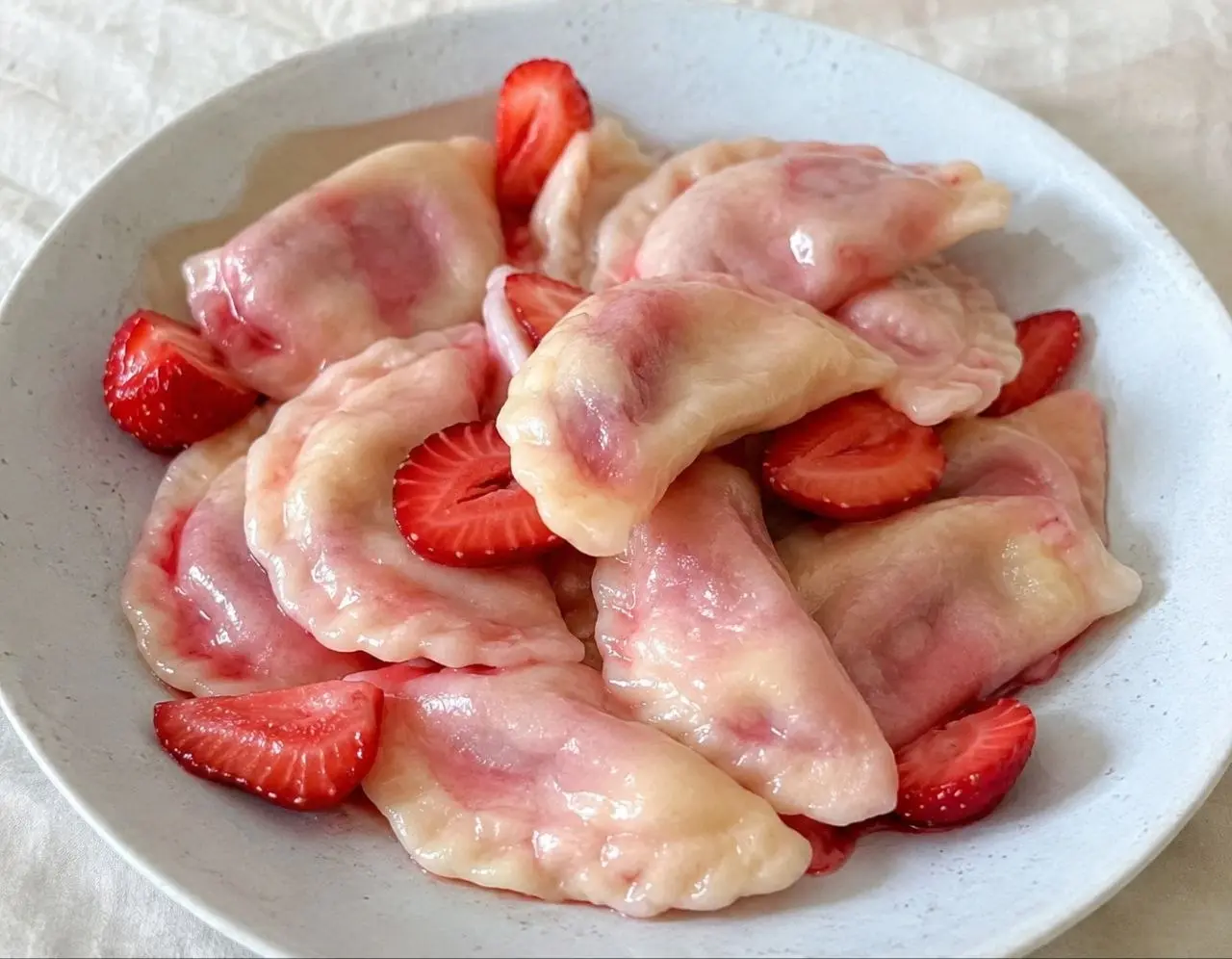 Як приготувати вареники з полуницею: літній рецепт ніжного тіста та соковитої ягідної начинки